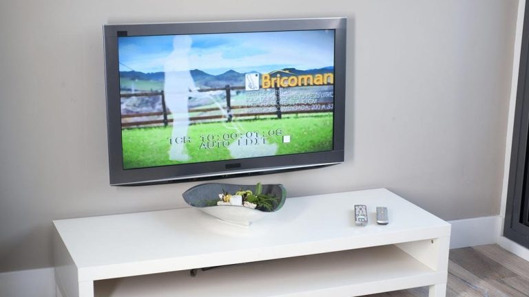 Aprende c&oacute;mo anclar tu televisi&oacute;n a la pared de forma f&aacute;cil y segura