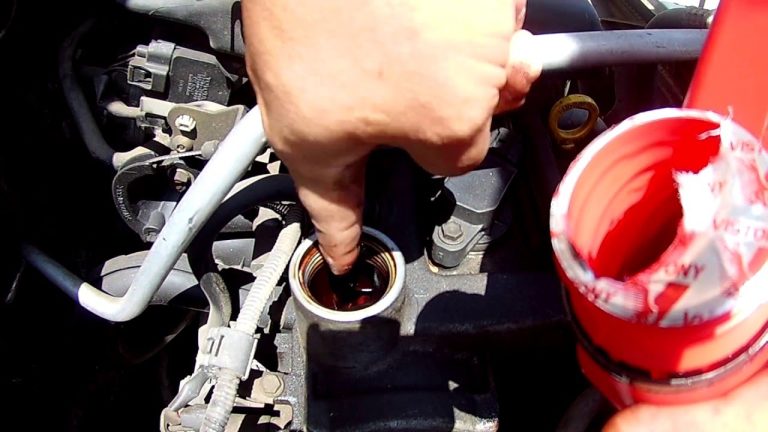 Descubre c&oacute;mo agregar aceite al auto sin complicaciones