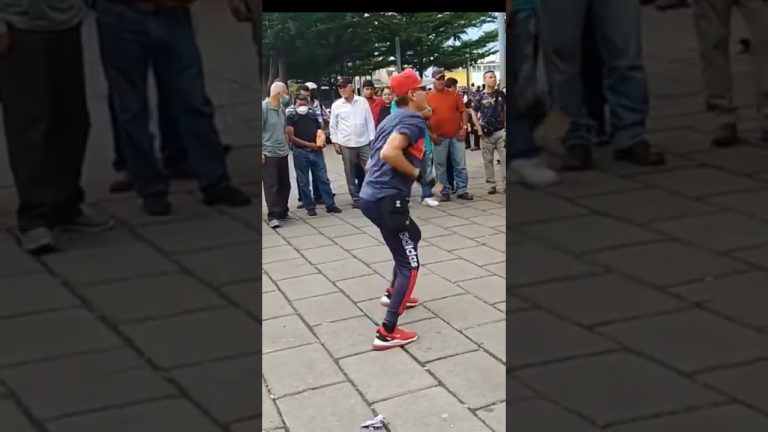 La impactante danza de un nadador que se mueve como una batidora
