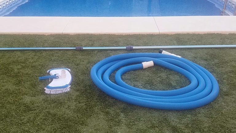 Descubre el secreto para limpiar la pileta eficientemente con barrefondo